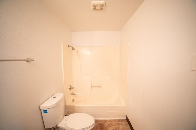 Building Photo - IKEMB02