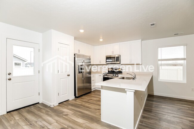 Building Photo - 324 Lightning Ave