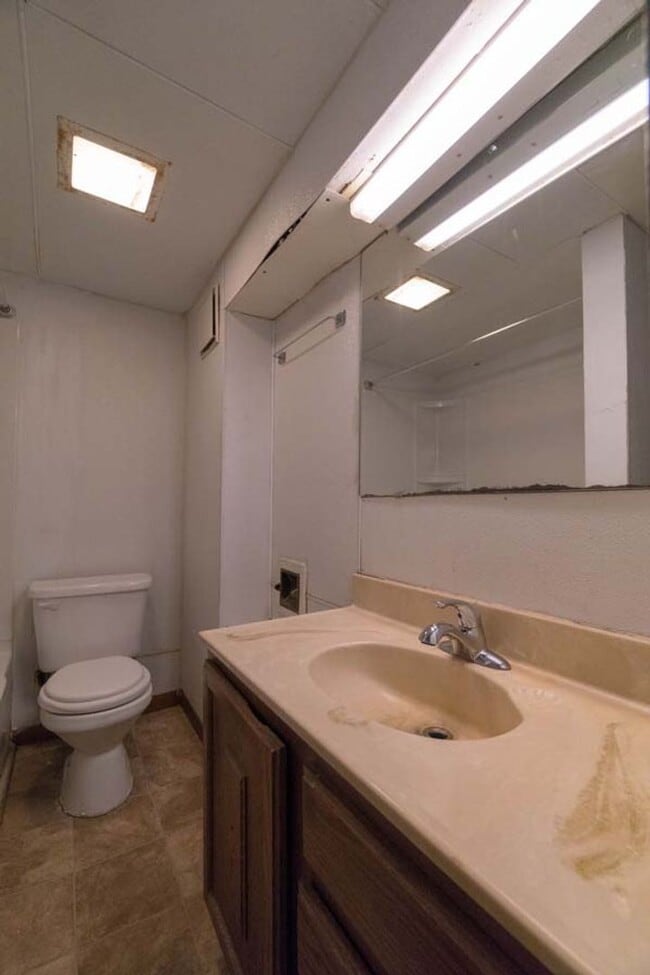 Building Photo - 2503 Iowa St