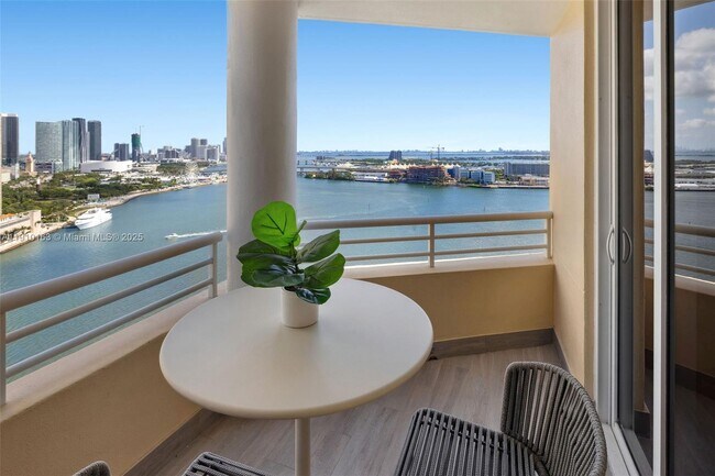 Building Photo - 808 Brickell Key Dr