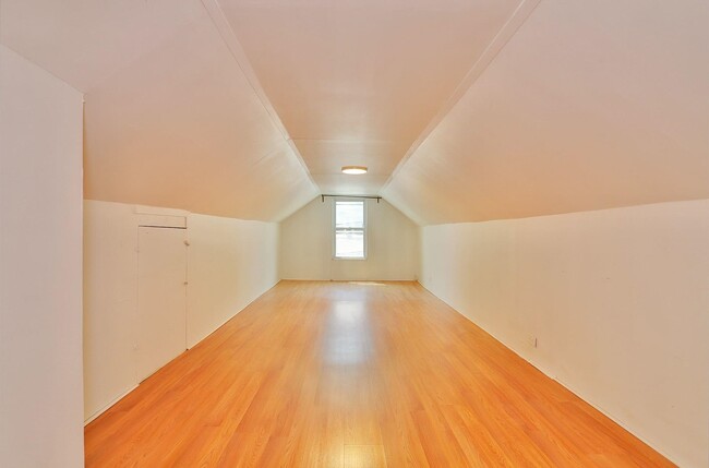 Building Photo - 166 St Pauls Ave