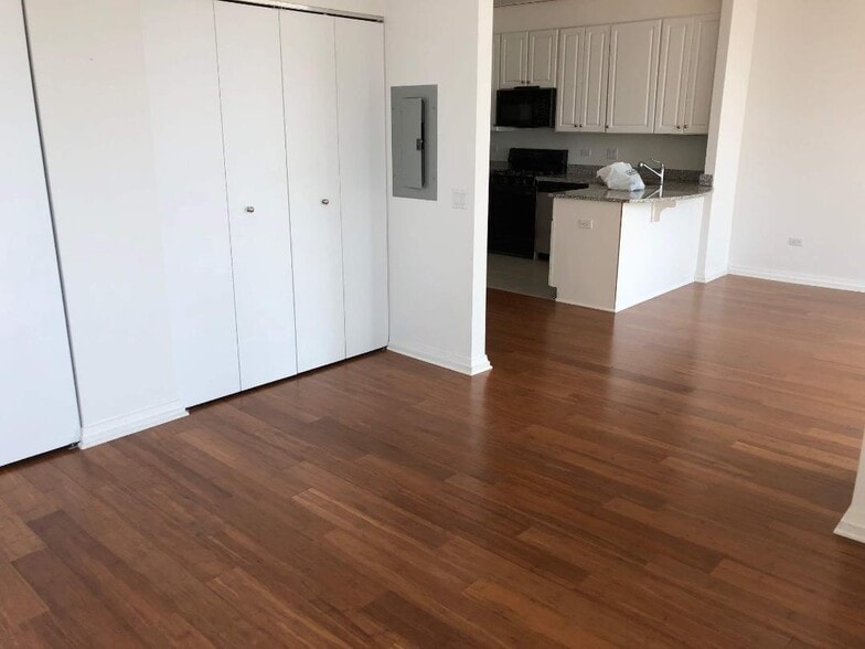 Building Photo - 33 W Ontario St