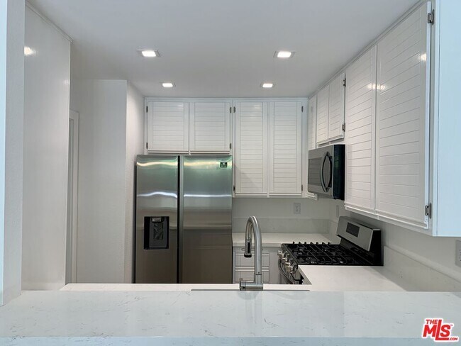 Building Photo - 8505 Gulana Ave
