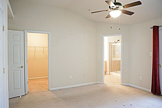Building Photo - Exquisite Townhouse in Orchard Run Germantown