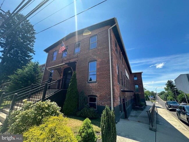 Primary Photo - 820 W Market St
