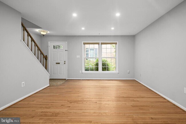 Building Photo - 2514 S Walter Reed Dr