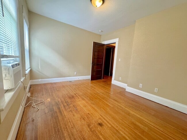 Building Photo - 6 Bedroom on Campus