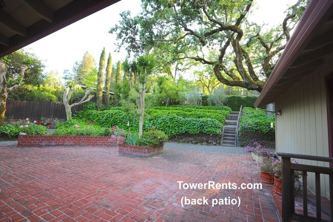 Building Photo - Santa Rosa: 3 bedroom, 2 1/2 bath Home wit...