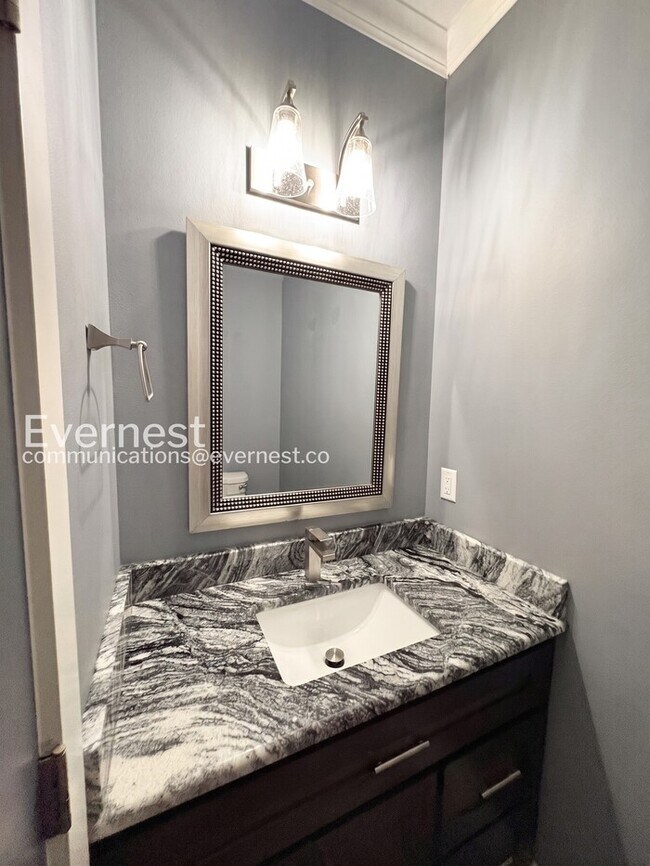 Building Photo - 4-Bed/3.5Bath Home/Available Now!