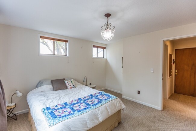 Building Photo - 2 bed/2 bath house in Oak Grove/Milwaukie- Available Now !