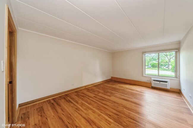 Building Photo - 18 E Old Willow Rd