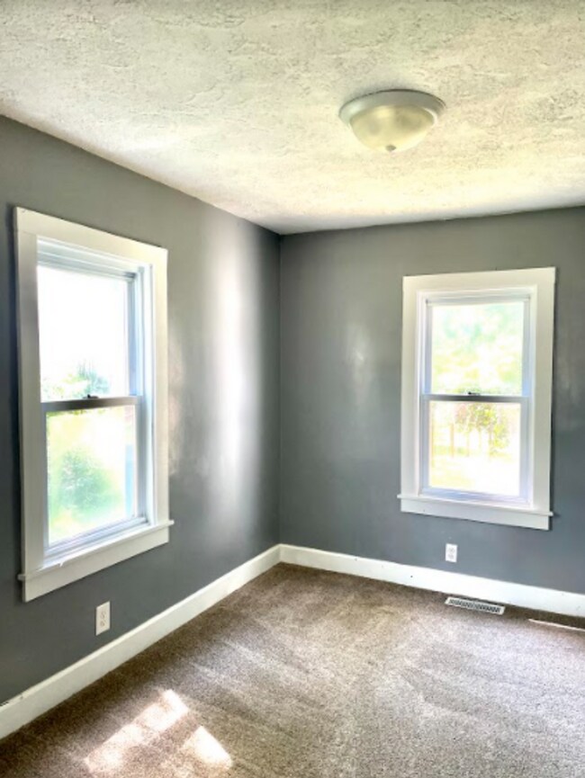 Building Photo - AVAILABLE NOW. 2 bed/1 bath SINGLE FAMILY HOME with fenced yard!