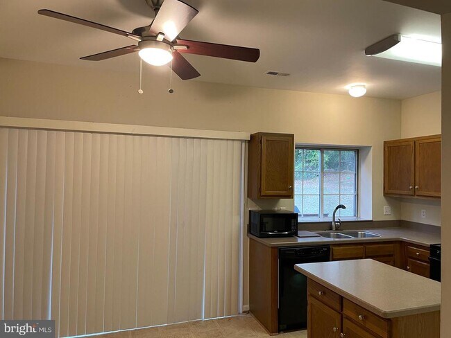 Building Photo - 7140 Westfield Ct