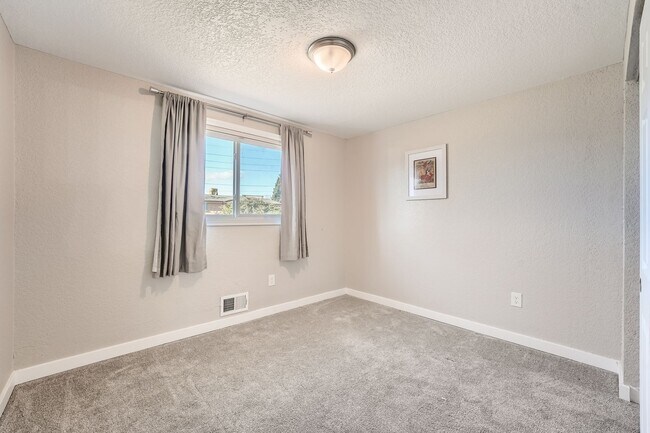 Building Photo - Modern Elegance in West Arvada - Your Drea...