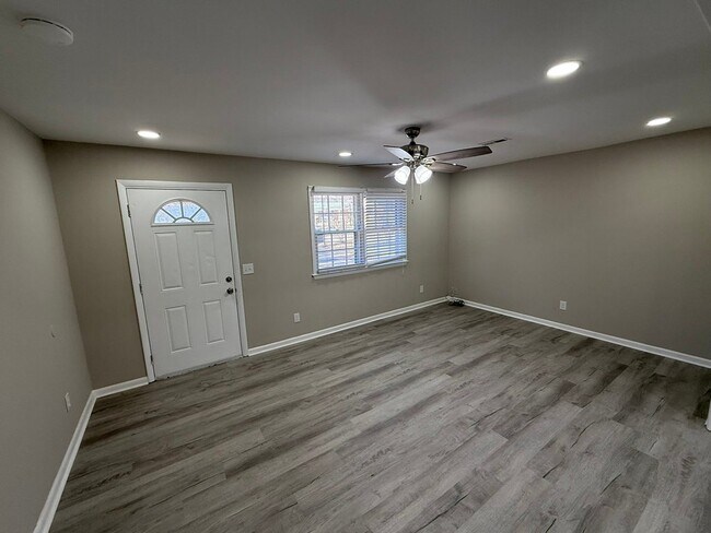 Building Photo - 315 Creekway Ct