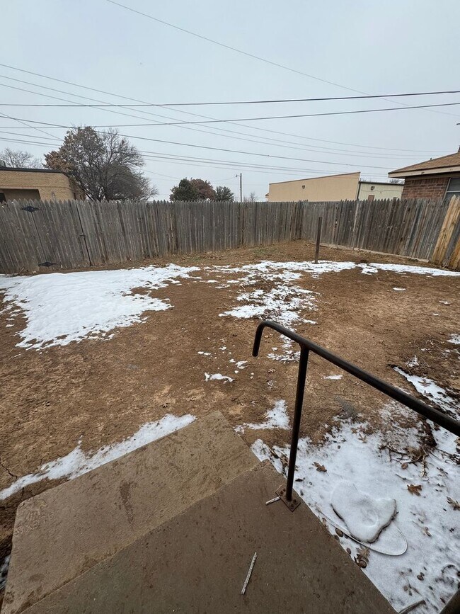 Building Photo - Great Duplex in Medical District 2 Bedroom 1 Bath Washer and Dryer Hook Ups