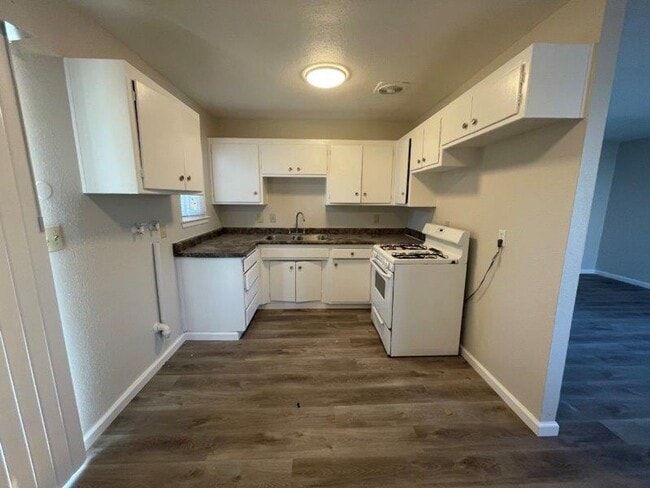 Building Photo - 2 Bedroom Walking Distance to Mather Air Force Base