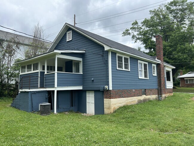 Building Photo - 160 20th St NE