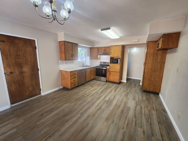 Building Photo - Beautiful Remodled, 3 Bedroom Home!