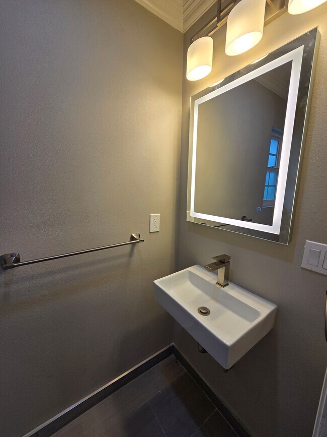 Building Photo - Fantastic 2 Bed, 2.5 Bath ADU unit in Sunn...