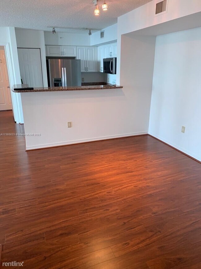 Building Photo - 2 br, 2 bath Condo - 1155 Brickell Bay Dr