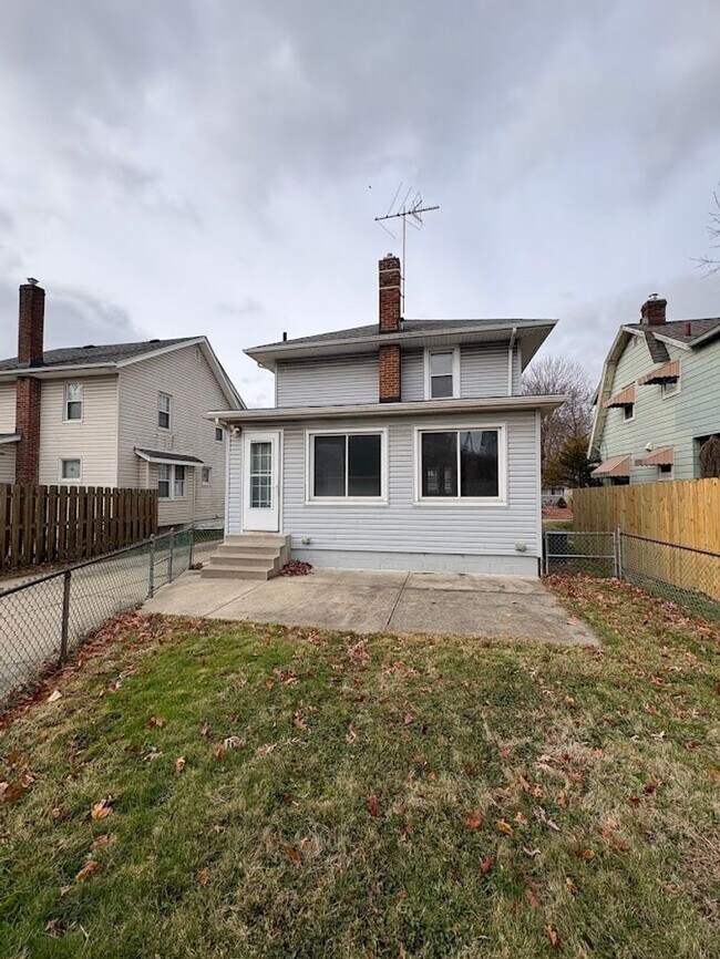 Building Photo - Three bedroom 1 1/2 bathroom home for rent