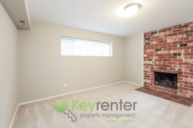Building Photo - Spacious 4 Bedroom with Open Floor Plan and AC