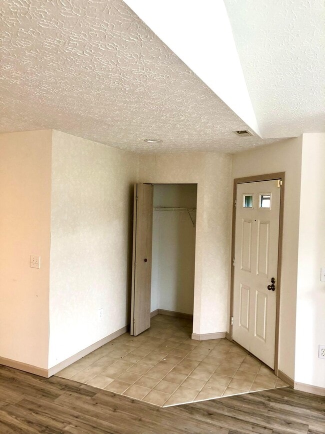 Building Photo - 6835 Villabrook Dr