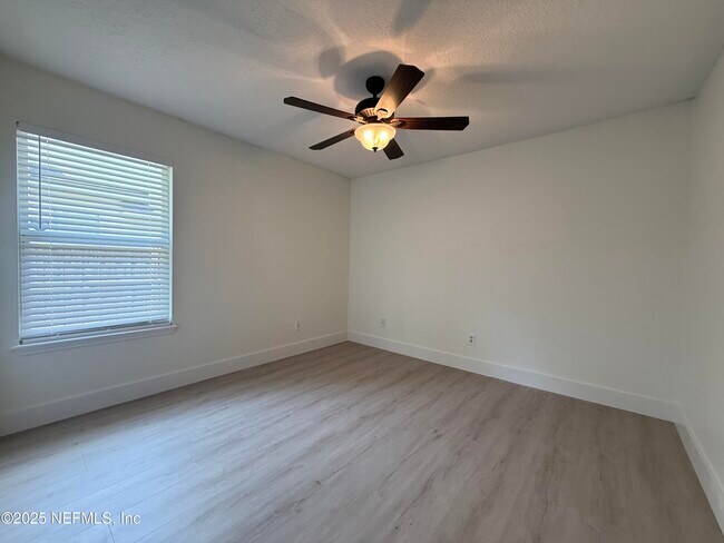Building Photo - 12244 Lake Fern Dr