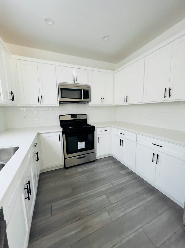 KITCHEN - 3928 S Normandie Ave