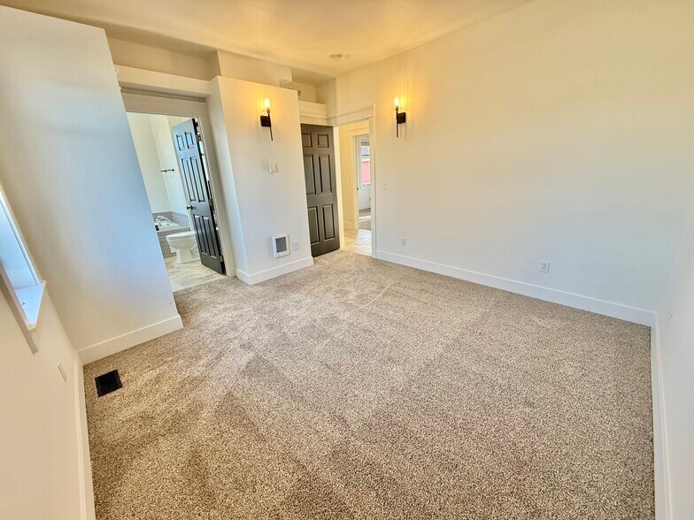 Master bedroom, attached bathroom - 24 Ash St N