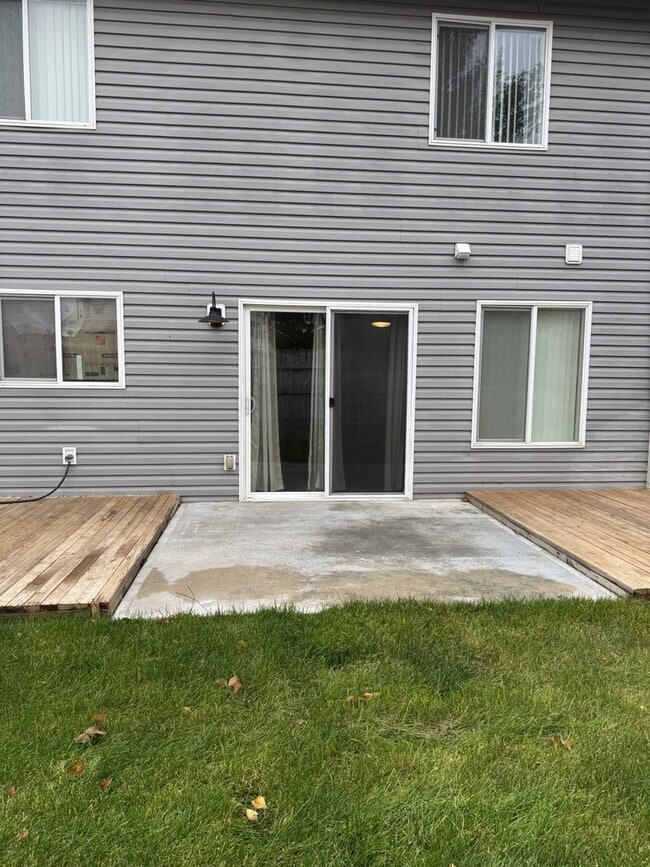 Building Photo - HARD TO FIND 4 BEDROOM