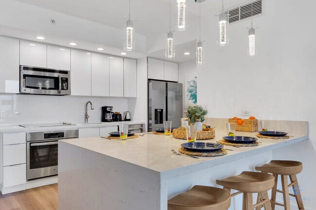 Building Photo - 2602 E Hallandale Beach Blvd