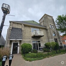 Building Photo - Unique 2 Bedroom Loft with Large living ro...