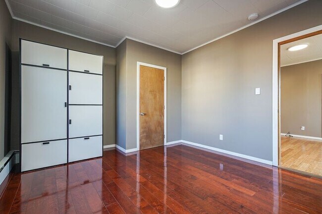 Building Photo - 146 Allen St