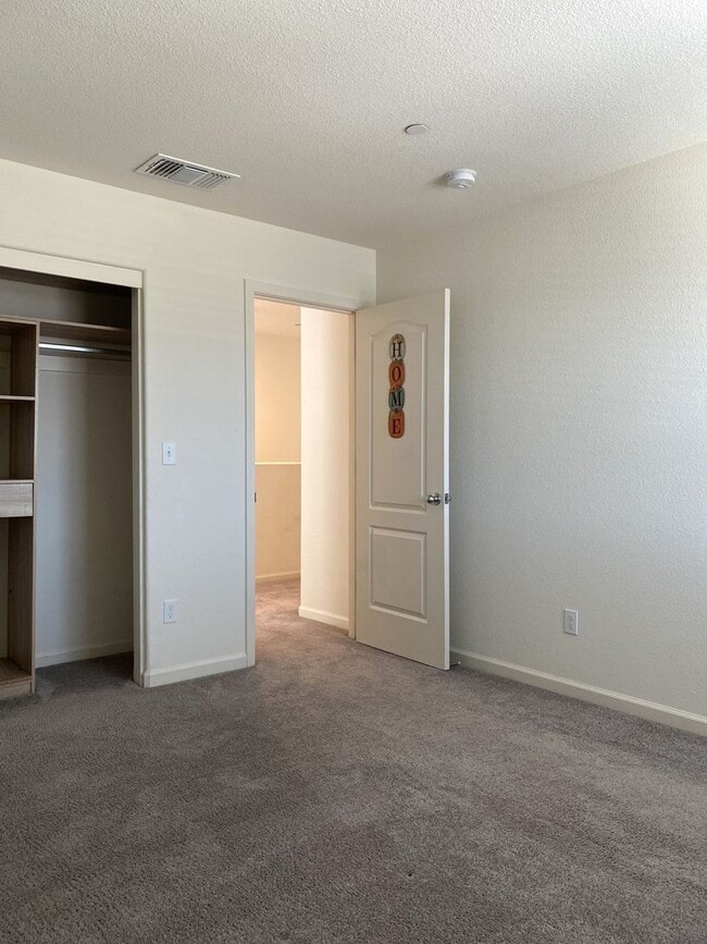 Building Photo - Spacious 4 bedroom/2 bath home waiting to ...