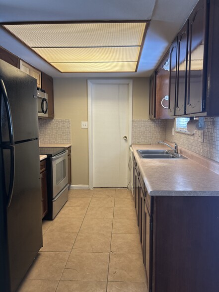 Kitchen - 5449 Bromwick Dr