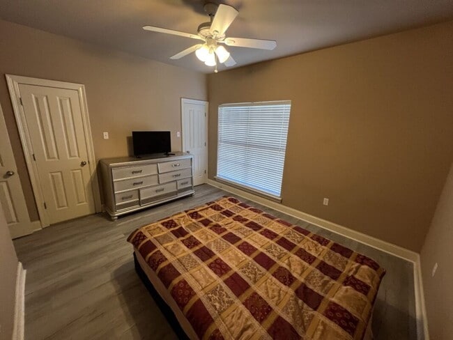 Building Photo - Newly updated! 3 bd, 2 bath condo in Zacha...