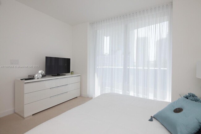 Building Photo - 200 S Biscayne Blvd