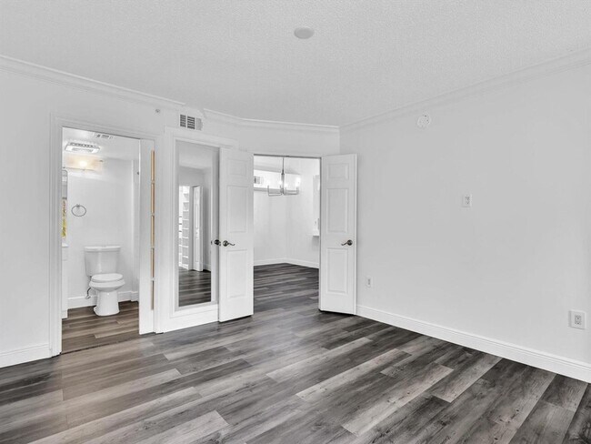 Building Photo - 2433 Centergate Dr