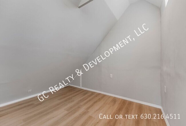 Building Photo - 2519 N Hamlin Ave