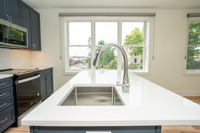 Building Photo - 102 W 6th St