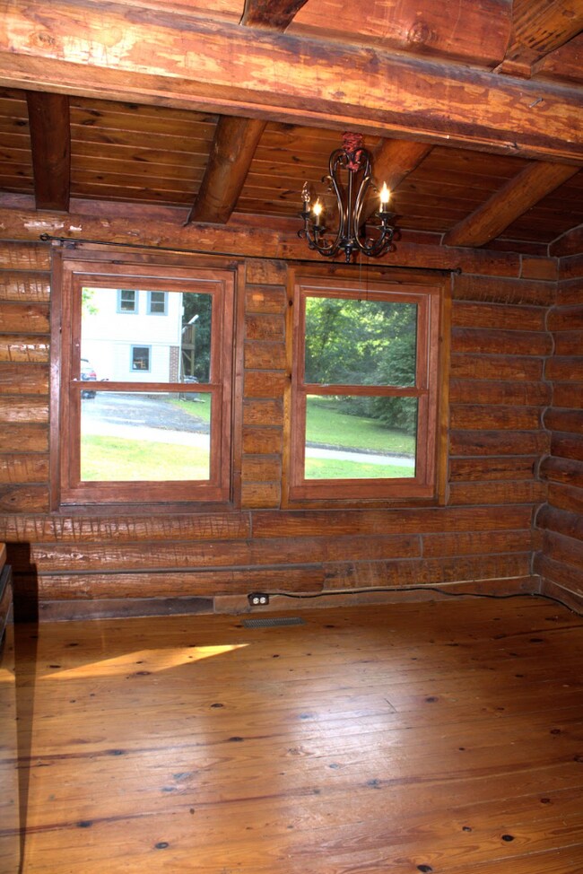 Building Photo - 3 Bedroom 2 bathroom with bonus room log cabin