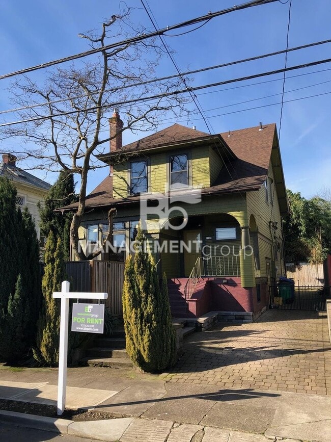 Building Photo - Close-In NE Portland Victorian Offers  Perfect Blend of  Old Charm with Newer Amenities. Lush Pri...