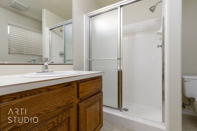 Building Photo - 4 Bedroom 2.5 Bath Home in Creekside Village