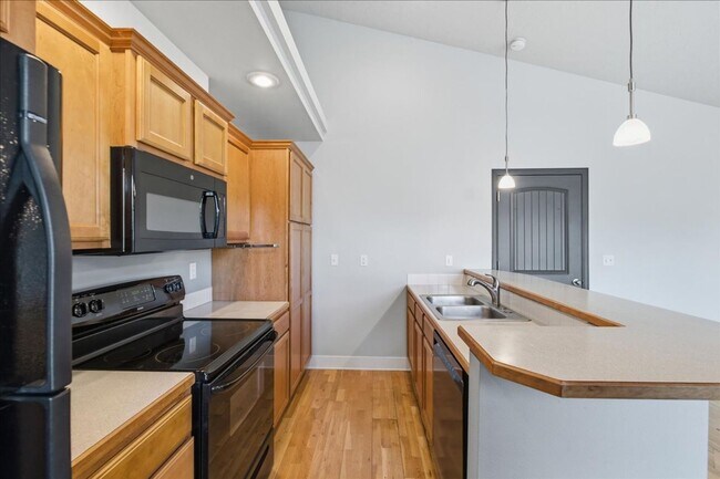 Building Photo - 3 Bedroom, 2 Bath, with 2 Car Garage Located on the Central Bench Rim