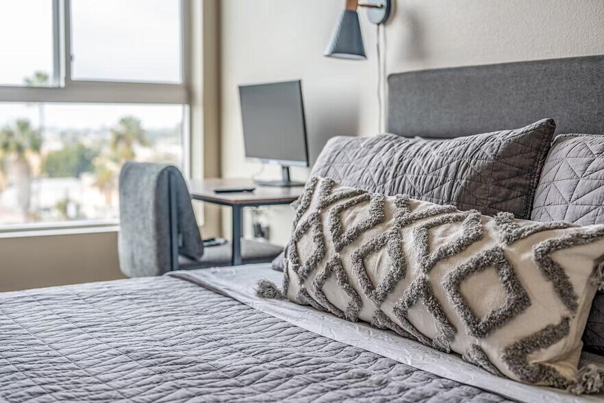 Building Photo - 4384 Iowa St