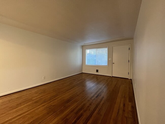 Building Photo - Cozy 1-Bedroom Apartment with Natural Light & Outdoor Living-Single level, feels more like a home...