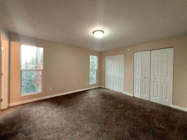 Building Photo - HUGE 5 Bedroom Home - Federal Way