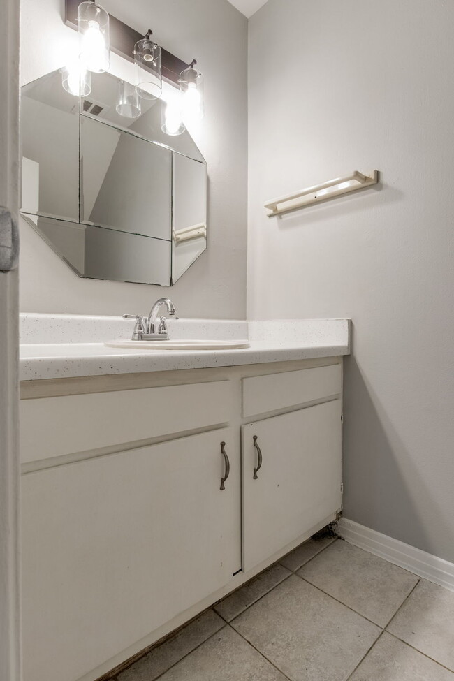 Building Photo - Desirable townhouse centerally located.